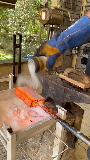 28K views · 730 reactions | O que é esse pó que joga em cima do aço quente ??? #cutelaria #handmade #tutorial #damascussteel #feitoamao | Djr Cutelaria | Facebook