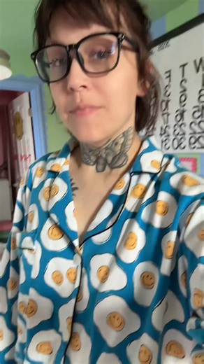 21 reactions · 4 comments | DONALD TRUMP ENJOYS A SLICE OF PIZZA IN STYLE Donald Trump spotted enjoying his favorite pizza slice — fans react with mixed emotions and memes flooding social media! #donaldtrump #pizza #trumpnews #viral #celebritymoment #foodtrend #socialmedia #usa #trending #politics | Elizabeth Rollins | Facebook