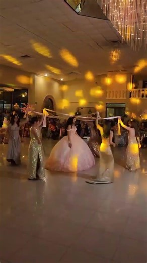 Las Damas bailan con la Quinceañera
