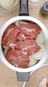 Huumm essa receita nos traz aconchego de casa, essa carne de panela é macia, suculenta e deliciosa. O modo de preparo é super simples para você ter mais tempo para curtir com a família e amigos. Combina super bem com aquele macarrão, batata ou até nosso queridinho arroz de todos os dias INGREDIENTES ▢1 kg de Paleta bovina (ou outra carne de sua preferência) ▢Cebola fatiada (4 unidades grandes) ▢Tomate fatiado (2 unidades) ▢Alho picado (5 dentes) ▢10 g de Sal (2 colheres de chá) ▢Pimenta do reino