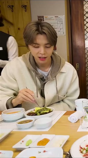NCT Johnny tries luxury Korean BBQ