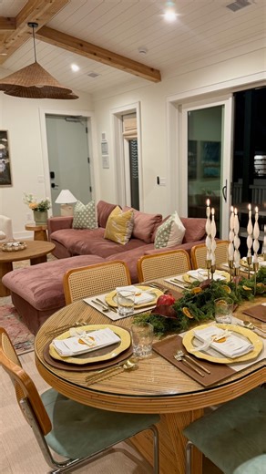 eat • drink • play | Charleston, SC on Instagram: "• Creator Friendsgiving with @chef_raisingrose x @eatdrinkplay• Charleston, SC • Let’s recap my Creator Friendsgiving with @chef_raisingrose! I gathered a few of my favorite creators at @charleecharleston, a rental development by @yourpadcharleston, for a magical evening with @chef_raisingrose. @pouradvice_ shook up our cocktail pairings and @thesocialsettingchs curated a beautiful tablescape setting the scene for the main event - Chef Anna’s fo