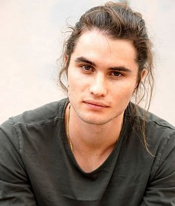 Chase Stokes Height, Age, Girlfriend, Family, Biography & More » StarsUnfolded