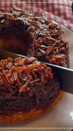 BOLO DE MANDIOCA COM COCO: Fica tão cremoso que parece um bombom! 🥥✨