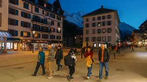 Chamonix Mont Blanc – Night Walk Through the Scenic Alpine Town of France (4K)