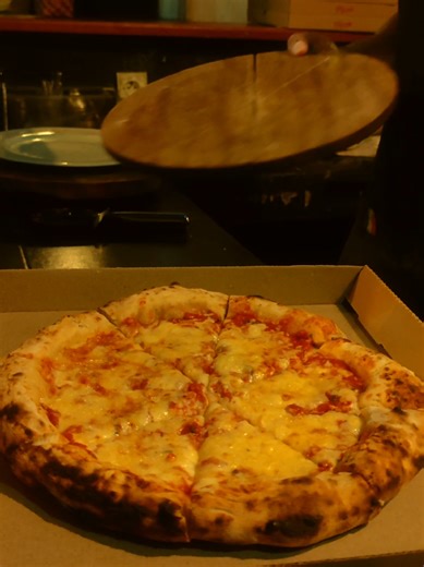 Il pleut … la flemme de sortir ? 🌧️ Grâce à Su e Giù, restez bien au chaud et faites-vous livrer directement chez vous 🛵🍕 Quand la pluie tombe à Diego, pas besoin de braver la météo : Su e Giù s’invite chez vous avec ses plats gourmands, préparés à la minute et livrés rapidement 🛵 Pizza, pâtes et autres délice … le confort sans bouger du canapé 😌 📍 Diego Suarez 📦 livraison disponible en appelant le 0322742793 #suegiu #diegosuarez #restaurantdiego #madagascar #diegomadagascar