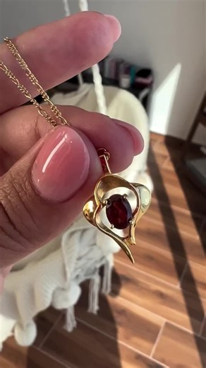 ✨🌹 ¿Sabías que el granate te ayuda a conectar con la energía de María Magdalena? 🌹✨ María Magdalena es una Maestra Ascendida que nos guía en el camino de la sanación emocional, la autenticidad y el despertar espiritual. Su energía nos recuerda el poder del amor incondicional y la transformación desde el corazón. ❤️🌿 El granate es una piedra que sintoniza con esta vibración, ayudándonos a fortalecer la confianza, la pasión y la conexión con nuestra verdad interior. Llevar una joya de granate n