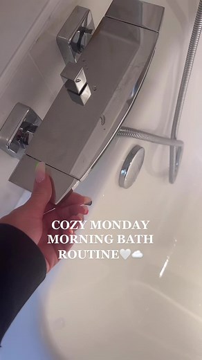COZY MONDAY MORNING BATH ROUTINE🤍 #bath #bathroutine #bubblebath #winter #Tigerpigdance #bethanyfosbery