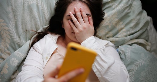 How To Stop Reaching For Your Phone Right When You Wake Up