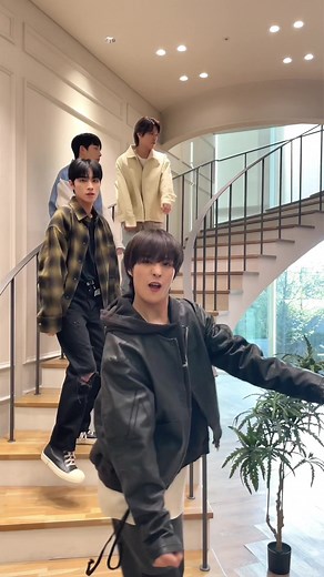 This is how we go down stairs these days 🐐🔥 #WINWIN #董思成 #XIAOJUN #肖俊 #HENDERY #黄冠亨 #YANGYANG #刘扬扬 #goated #goateddance #goateddancechallenge #WayV #WeiShenV #威神V