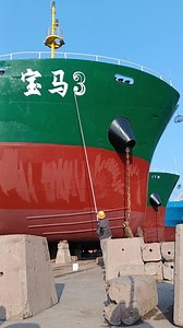 چین : بحری جہاز پر لکھائی کرنے کے لیے استعمال کیا جانے والا قلم A man from East China’s Zhejiang Province has been writing ship numbers with a 7-meter-high pole for two decades. As the saying goes, if you work hard enough, you can grind an iron rod into a needle. | China-Pakistan Friendship