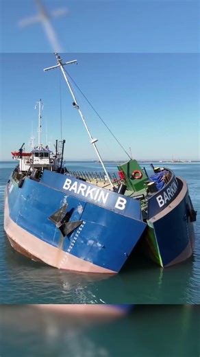 Dredging Ship Vessels: Why This Ship Opens From the Bottom Without Sinking 🚢🌊 | #DredgingShip #Ship