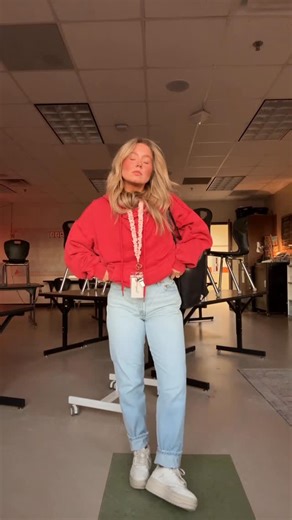 Hannah Brosh on Instagram: "The beesssstttttt lightweight hoodie I own. Doesn’t choke me ever!!! I’m sensitive. Comment SHOP for links!! Also- I have a new code with @meanwhilebackonthefarm it’s HANNAHB15 !! Some have said they had trouble using my old one twice, but this one is fresh just for u!! 💃🏽 https://liketk.it/5Rr3M"