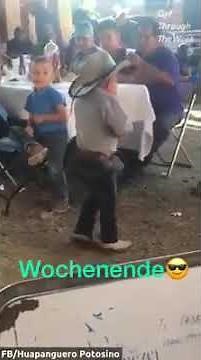 Kleiner Junge am Tanzen