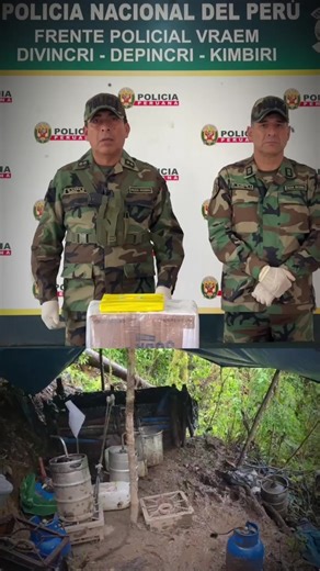 En un operativo conjunto, personal de la DIVINCRI FP VRAEM y DUE VRAEM, con información de inteligencia y en coordinación con el Ministerio Público, ejecutó una exitosa acción de interdicción al TID en el centro poblado Lobo Tahuantinsuyo – Manitea (Cusco). Tras una caminata táctica, se logró ubicar, desarticular e incinerar un laboratorio rústico de droga, incautando paquetes de clorhidrato de cocaína, más de 4 toneladas de insumos químicos y diversos equipos usados para su procesamiento. La PN