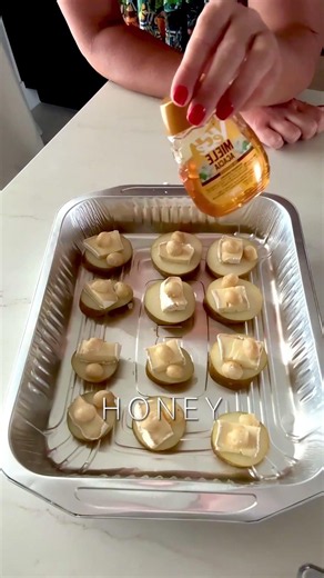 Easy Baked Pear with Brie, Honey & Nuts 🍐🧀🍯