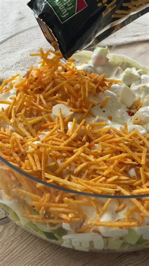 Chipsalat Rezept: cremiger Kartoffelsticks-Salat in 15 Minuten