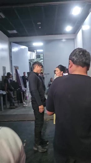 REUNITED NA ANG ALKRIS! 💕 WATCH: Kris Bernal and Aljur Abrenica have finally reunited and are on good terms, days after Bernal revealed that Abrenica hasn't been speaking to her for quite some time. In an ambush interview, Bernal said that she hopes to work with Abrenica again on a project or collaborate on a video together. | 🎥: GMA/Instagram via Hannah Mallorca, INQUIRER.net READ MORE: https://inqnews.net/KrisBernalAljurAbrenica | INQUIRER.net