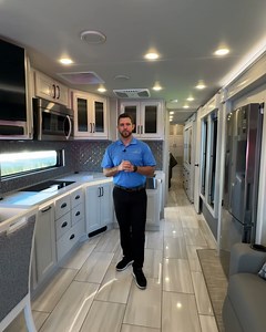 Frontier GTX revolutionizes life on the road with the 39TA’s one-of-a-kind L-shaped galley 🚍 #FleetwoodFamily #AmericasFavoriteMotorhome | Fleetwood RV
