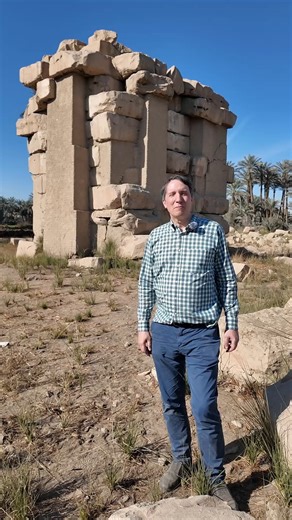 Les deux statues de Biahmu marquaient le débit de l'ancien lac Moeris, qui a donné le nom du maître ascensionné El Morya. | Bernard Rouch Français