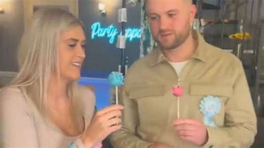 Parents-to-be come up with cute cake pops idea to reveal the gender of their baby