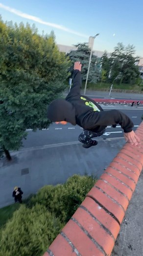 Dwayne Warren John Brinkmann on Instagram: "Make saftysteps unsafe again🤟😂 📽: @jasper.schlappen 🍀: #schlappentour2024 #parkour #freerunning #stunt #fun #love #sport #extremesport #drop #impact #leaves #bush #action #drop #schlappen #tour"