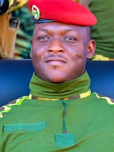 23K views · 1K reactions |  Sommet de l'AES : Le capitaine Ibrahim Traoré attendu ce mardi à Bamako Le Président du Faso, le capitaine Ibrahim Traoré, arrive ce mardi 23 décembre 2025 dans la capitale malienne. ​Il sera accueilli avec les honneurs à l’aéroport international Modibo Keïta–Sénou par le Général d’armée Assimi Goïta, Président du Mali et actuel président en exercice de la Confédération des États du Sahel (AES). | Burkina 24 | Facebook