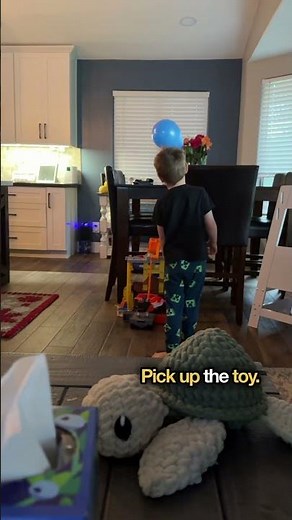 Static Cling Science! Anthony Sticks a Balloon to His Head!