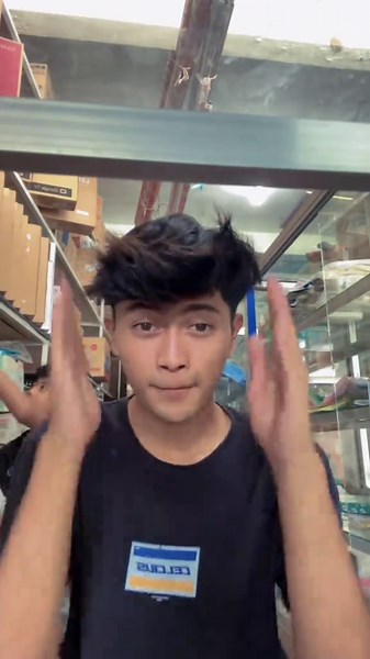 @ikky: Berikut cara membuat martabak manis Bahan-bahan: 250 g tepung terigu 2 sdm gula pasir 1/2 sdt garam 1/2 sdt baking soda 1/2 sdt baking powder 300 ml air 1 butir telur Margarin secukupnya Topping: meses, keju, kacang, susu kental manis (sesuai selera) Cara membuat: Campur tepung terigu, gula, garam, dan baking powder. Aduk rata. Tuang air sedikit demi sedikit sambil diaduk sampai adonan halus. Masukkan telur, aduk rata. Diamkan adonan ±30 menit. Panaskan teflon dengan api kecil. Setelah pa