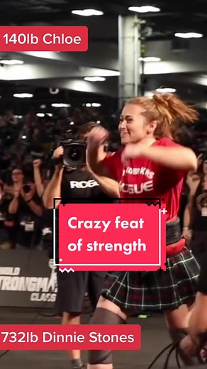 140lb Chloe Brenan lifts the 732lb Dinnie Stones at The Arnold Strongman Classic 2022 - one of the noat incredible feats of strength we’ve seen in person 🔥 #strongman #strongwoman #dinniestones #womenwholift