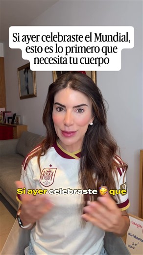 Si ayer celebraste el Mundial, esto es lo que pasó dentro de tu cuerpo. Y lo que puede ayudarte hoy. ‼️ Lo ideal, como es evidente, es evitar el consumo de alcohol. Pero, sabiendo que muchas veces, especialmente en celebraciones, se consume, conviene entender qué ocurre en nuestro organismo y sobre qué mecanismos sí podemos actuar. 1. Rehidrátate. El alcohol inhibe la hormona antidiurética (ADH), por lo que aumenta la producción de orina y favorece la deshidratación, parte de la responsable de l