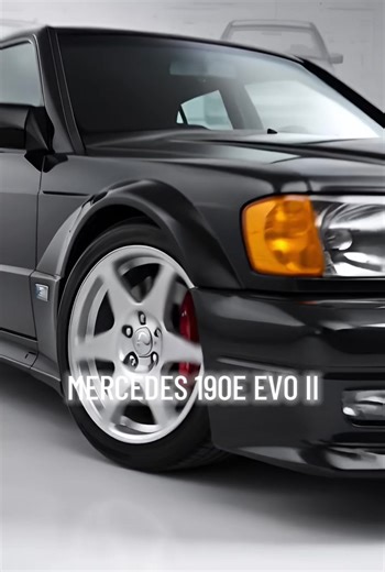 🏁 Mercedes-Benz 190E 2.5-16 Evolution II: no es una “versión especial”. Es un coche de homologación hecho para pelear en Deutsche Tourenwagen Meisterschaft. Carrocería ensanchada, aerodinámica radical y una presencia que parece salida del pit lane. 📖 Curiosidades que le dan peso real: • Se fabricaron solo 502 unidades para cumplir homologación. • El motor es el 2.5 16v (M102) y en la ficha oficial figura con 235 hp (173 kW) a 7.200 rpm y 245 Nm. • Ese alerón gigante y el kit no son postureo: f
