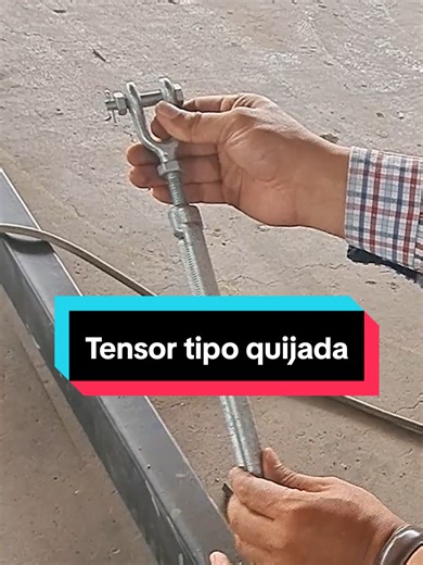 El tensor tipo quijada permite regular con precisión la tensión de cables, barras o varillas sin necesidad de desmontar el sistema. Gracias a su diseño con dos quijadas articuladas y pasadores, la conexión es directa, segura y compatible con elementos que trabajan a tracción, como grilletes, guardacabos o placas de anclaje. Uno de sus principales beneficios es la facilidad de ajuste en obra: se puede tensar o destensar el cable girando el cuerpo del tensor, lo que ahorra tiempo y mano de obra du