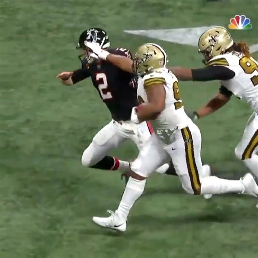 Shy Tuttle stiff arms Matt Ryan 🤯