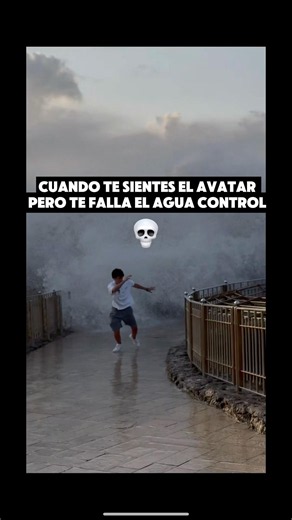 El último maestro agua Casi se lo traga el mar, quería hacer agua control #humor #short #mar #olas