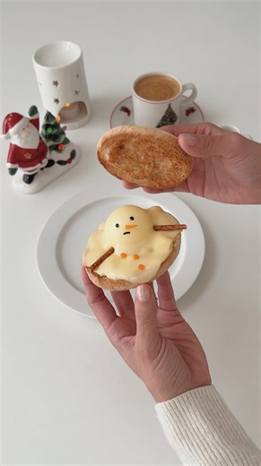 𝗇𝗈𝗇𝗈 on Instagram: ". snowman . . . たまごとチーズの雪解けスノーマン⛄️ . トースターで焼いたイングリッシュマフィンに タルタルソースを塗り塗り🥄 ゆで卵半分ととろけるチーズをのせて チーズが溶けるまで再度トースターで焼く⸝⋆ パーツは海苔と茹でたにんじんです👩🏻‍🍳 . . . . . #christmas #snowman #breakfast #morning #cooking #homecafe #クリスマス #クリスマス料理 #クリスマスレシピ #簡単レシピ #雪だるま #朝ごはん #朝ごパン #イングリッシュマフィン #おうちごはん #おうちカフェ #暮らしを楽しむ #休日の過ごし方 #홈카페놀이 #홈카페"
