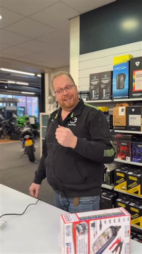 Gert Jan en Pascal hebben in januari een mooie actie voor je: de Optimate 4 onderhoudslader Staat je motor een wat langere periode stil, zoals tijdens deze koude winterdagen, zet ‘m dan aan een onderhoudslader om ‘m in topconditie te houden. Nu van € 94,95 voor € 74,95.* *Deze actie is geldig van tot en met 31 januari en zolang de voorraad strekt. #MotoHengelo #optimate4 #druppellader #onderhoudslader #acculader #motoronderhoud #helpjemotordewinterdoor | Moto Hengelo