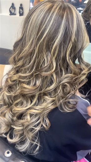 Lebanon Bride Beauty Center on Instagram‎: "شوفو جمال لون😍😍😍 #عروس #تسريحات #makeupforever #ماكييرات_الامارات #beautiful #روعه #salon"‎