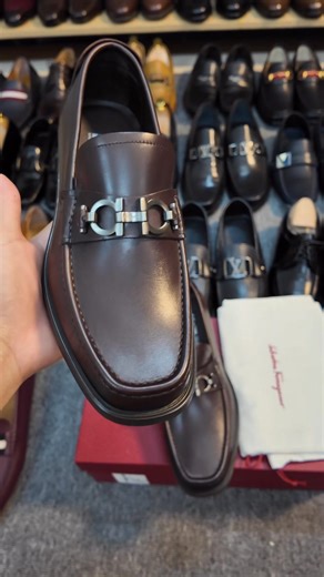 Đôi loafer Salvatore Ferragamo màu nâu cao cấp, thiết kế sang trọng với mặt da mềm mịn, form chuẩn phẳng phiu. Điểm nhấn là khoá Gancini kim loại sắc nét – biểu tượng đặc trưng của Ferragamo, tạo cảm giác đẳng cấp và tinh tế Size 40 Tình trạng : mới full box kiểm tra hàng trước khi nhận. ✅ Hàng đẹp xuất sắc – check thoải mái 📦 Ship toàn quốc – hỗ trợ kiểm hàng #Ferragamolofer #GiayHieuNam #tiemgiaysihc #Ferragamo #auphuc #thoitrangnam | Tiệm Giày Hiệu HC