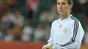 Birgit Prinz widerspricht ihrem Vater: Neid nicht alleine schuld