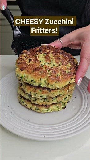 The best zucchini fritters! Cheesy, soft on the inside and crunchy on the outside #zucchinifritters