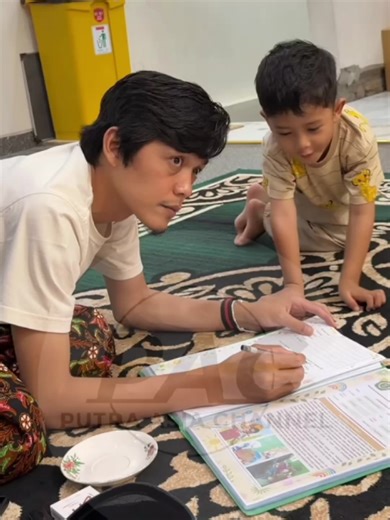 Gus Novel Minta Tanda Tangan Abah Iqdam di Sekolah