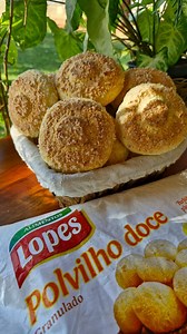 Pata de elefante ou bolachão Goiano 🍪☕️ Se você gosta de bolacha caseira Essa é aquela receitinha perfeita para acompanhar aquele cafezinho Ingredientes 🍪🍪 Xícara de 200ml 4 ovos 1 Xícara de nata usei caseira 2 xícaras de açúcar 1 Xícara e meia de maisena 1 Xícara e meia de farinha de trigo Meia xícara de coco ralado 1 Xícara de queijo ralado 1 colher de sopa de fermento em pó 2 xícaras e meia de polvilho doce granulado @alimentoslopes Para finalizar Coco ralado e açúcar Assar em forno pré aq