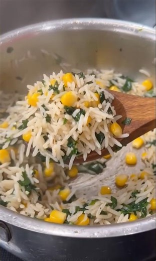 A quick, no-fuss way to transform leftover rice into a light yet filling dish | Spinach corn rice🌾