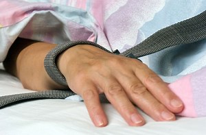 Behandlung von psychisch kranken Menschen: Ans Bett gefesselt