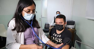 ¿Cómo registrar a un familiar en el IMSS para que reciba servicios médicos?