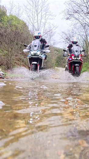 Die Africa Twin in ihrem natürlichen Habitat. Von Schotterpisten bis zu anspruchsvollen Anstiegen – mit unserem Adventure Bike meisterst du jede Herausforderung spielend, dank langen reisetauglichen Federwegen, dem geringen Gewicht und der ausgefeilten Chassisgeometrie. Jetzt mehr entdecken: http://spr.ly/6181CYTht | Honda Motorrad