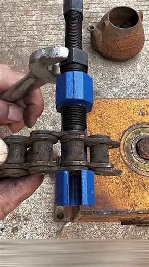 Convenient tools for motorcycle chain disassembly 🛠️🏍️🪝