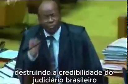 O Ministro Joaquim Barbosa Avisou.. alertou para o início de um assalto ao Poder judiciárioQuando ministros deixam o papel de magistrados e passam a ocupar o centro do palco político-midiático, o Judiciário deixa de ser apenas um poder técnico e passa a operar como ator político ativo. O risco não está só nas decisões, mas na construção de hegemoniaEscutem a risada diabólica ao fundo do Ministro Gilmar, debochando de Joaquim Barbosa.