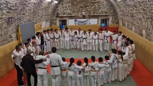 Animation 1er trimestre de l'ASPTT Toulon judo : juste une petite vidéo pour résumer la cohésion entre tous les judokas de tout âge au cours de cette après midi ! Bientôt bien sûr une publication plus détaillée ! Merci à tous, parents, enfants, judokas pour ces magnifiques moments passés ensemble ! | ASPTT Toulon Judo